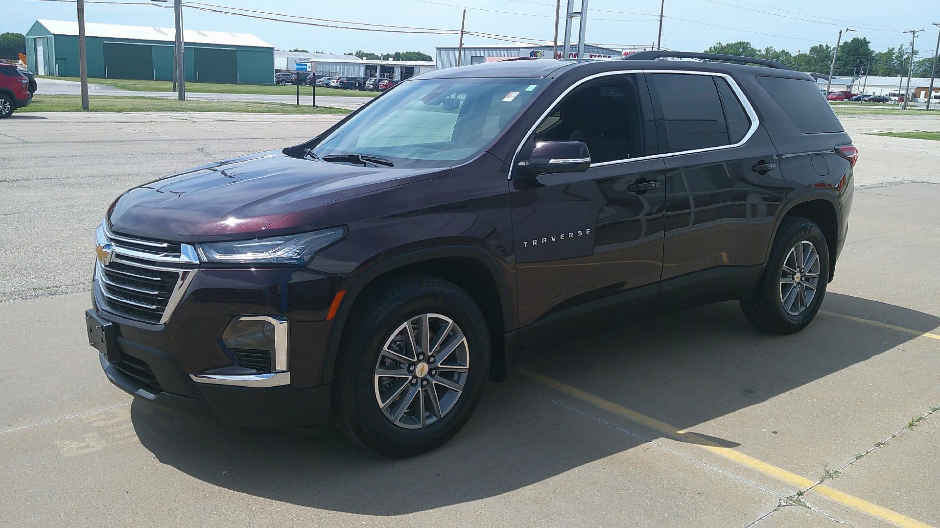 2022 Chevrolet Traverse LT Cloth in Black Cherry Metallic — front three-quarter view